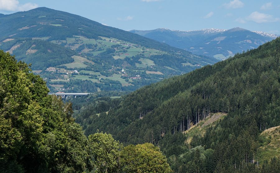 Oberallach nel comune di Trebesing con vista sulla Liesertal e sul Katschberg innevato