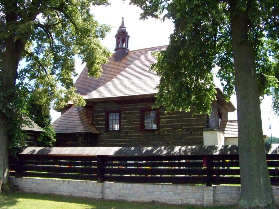 Vista esterna della chiesa di San Nicola a Veliny nell'Okres Pardubice