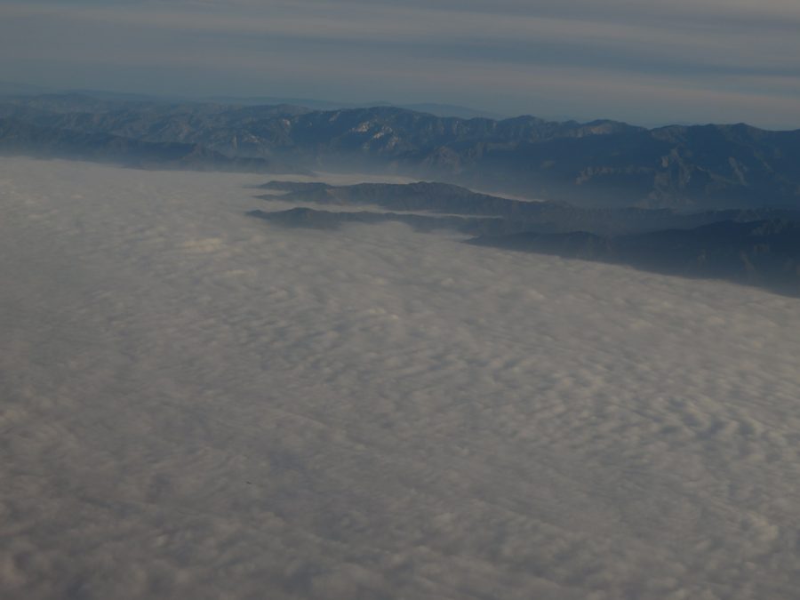 Monti San Gabriel e San Gabriel Valley nebbiosa in California
