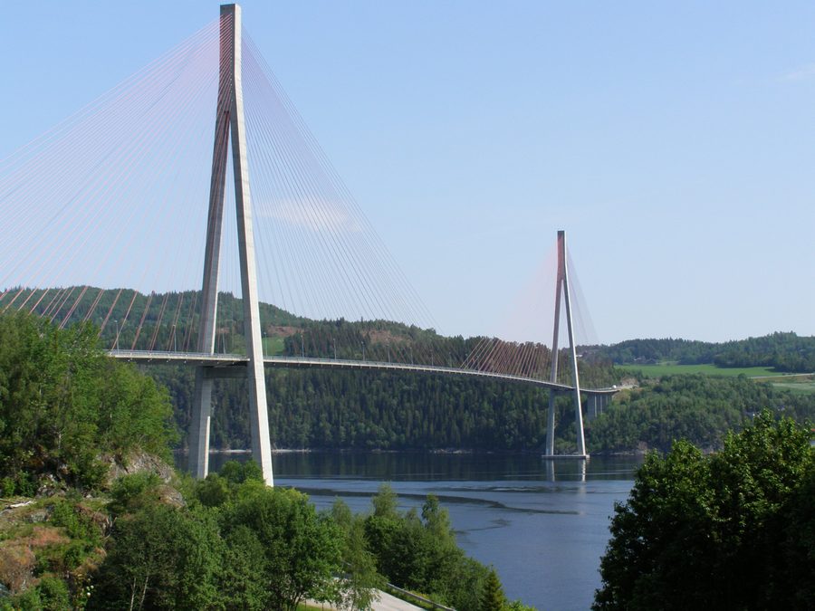 Ponte di Skarnsund che attraversa lo Skarnsundet in Norvegia