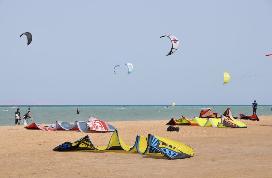 Kitesurfer sul Mar Rosso a Mangroovy Beach a El Gouna