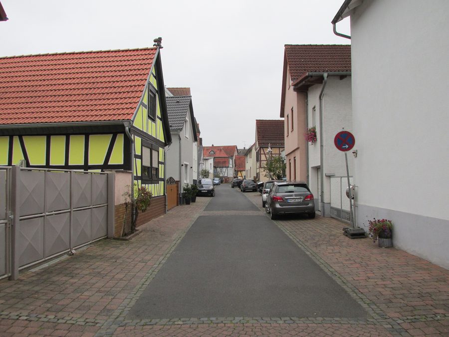 Vista dalla Kirchgasse nella Schäfergasse a Niederdorfelden