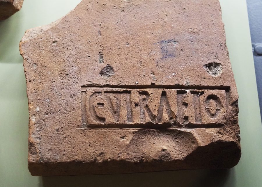 Mattone romano con timbro del campo legionario di Vindonissa al Vindonissa Museum