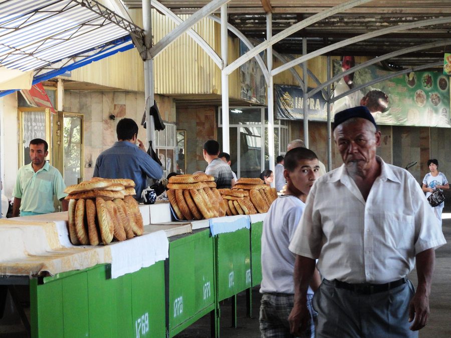 Bazar Chorsu a Tashkent con bancarelle e prodotti freschi