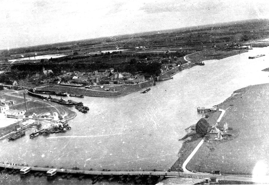 Veduta aerea della Lek presso Vianen nella provincia olandese di Utrecht