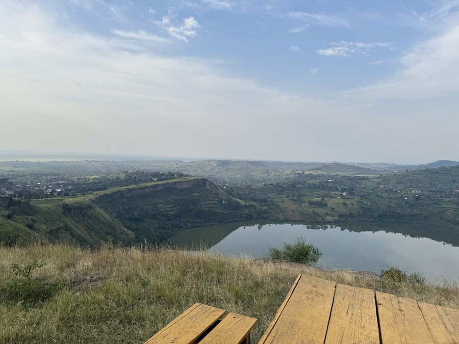 Lago craterico nel Bunyaruguru Crater Field lungo il Kichwamba Escarpment vicino al Parco Nazionale Queen Elizabeth, Uganda