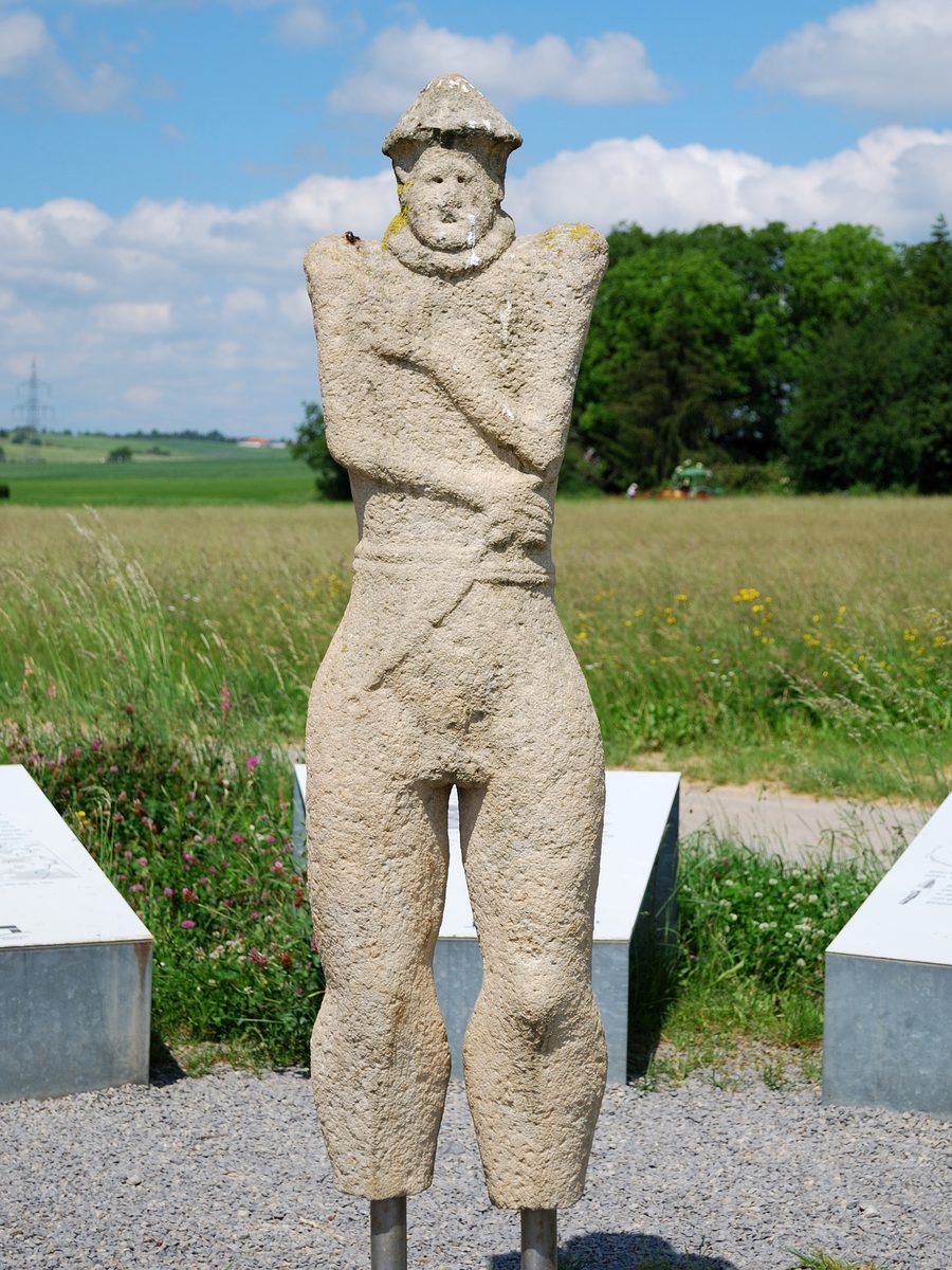 Copia del Guerriero di Hirschlanden nel luogo di ritrovamento archeologico