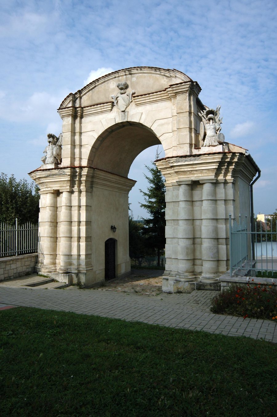 Portale d’ingresso storico della precedente residenza dei Lubomirski a Dąbrowa Tarnowska