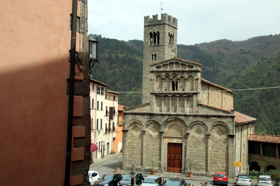 Vista esterna della Pieve di Santa Maria Assunta a Villa Basilica