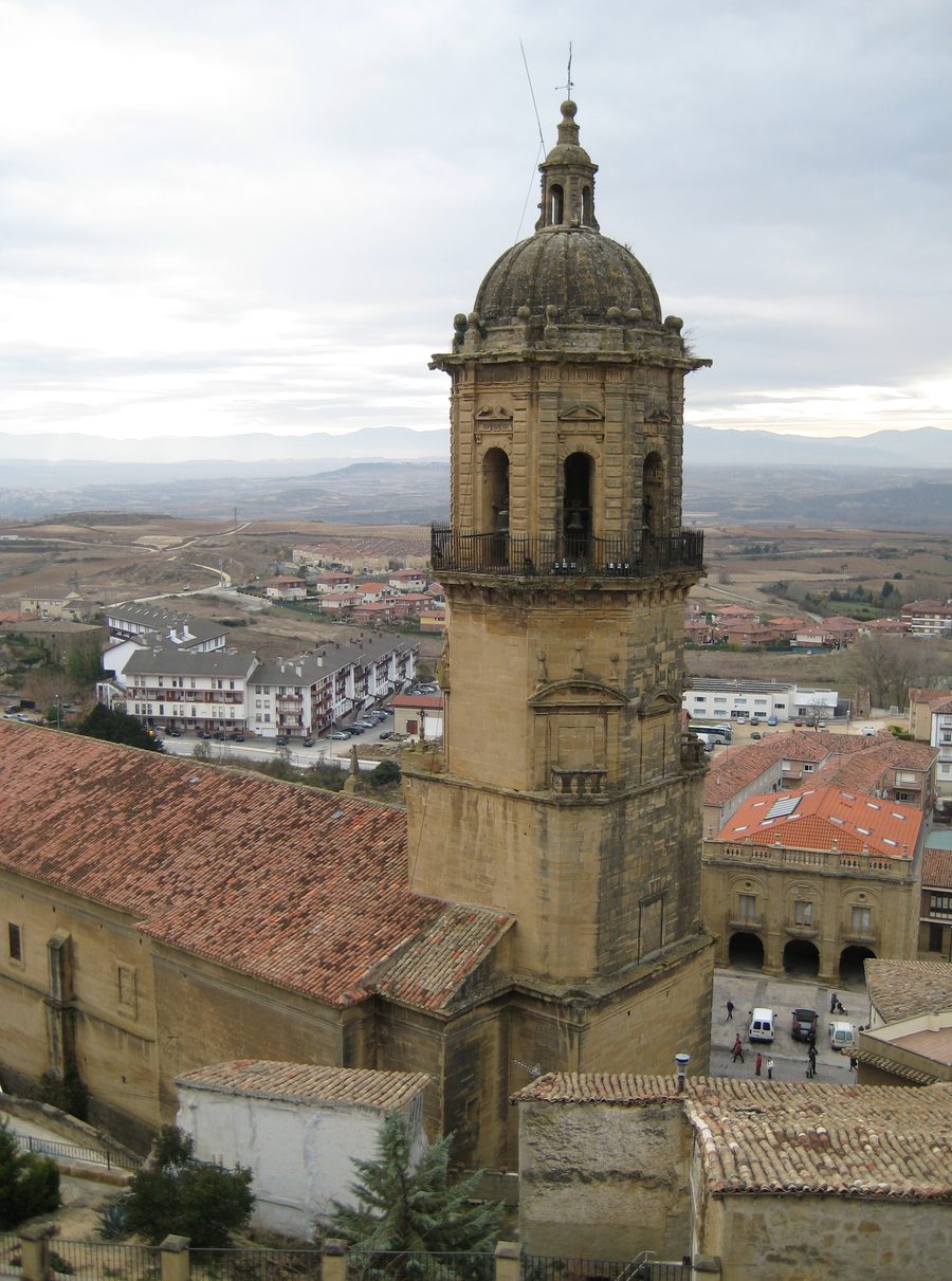 Vista di Labastida con la chiesa Nuestra Señora de la Asunción e il paesaggio della Rioja Alavesa
