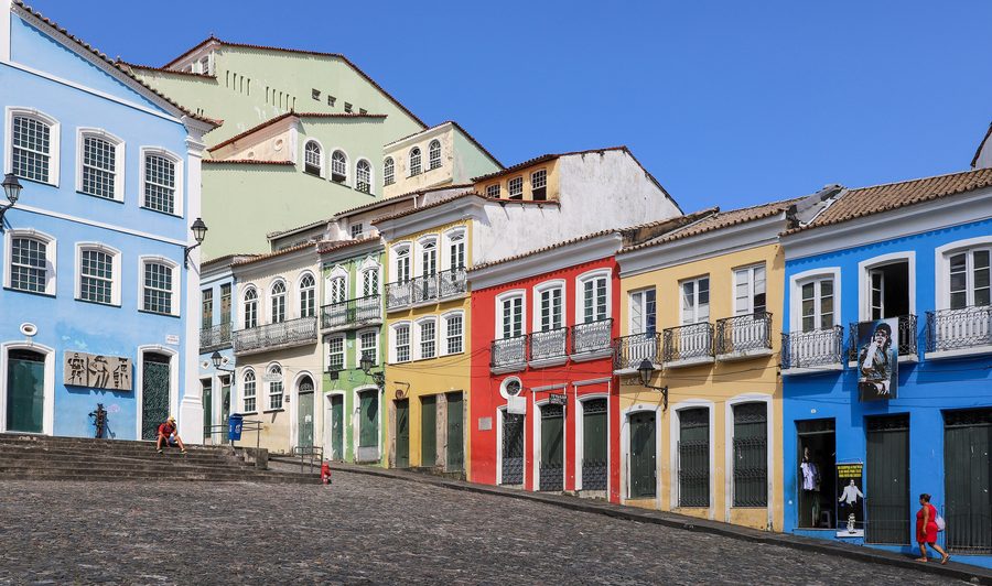 Case storiche dai colori vivaci al Largo do Pelourinho a Salvador, Bahia