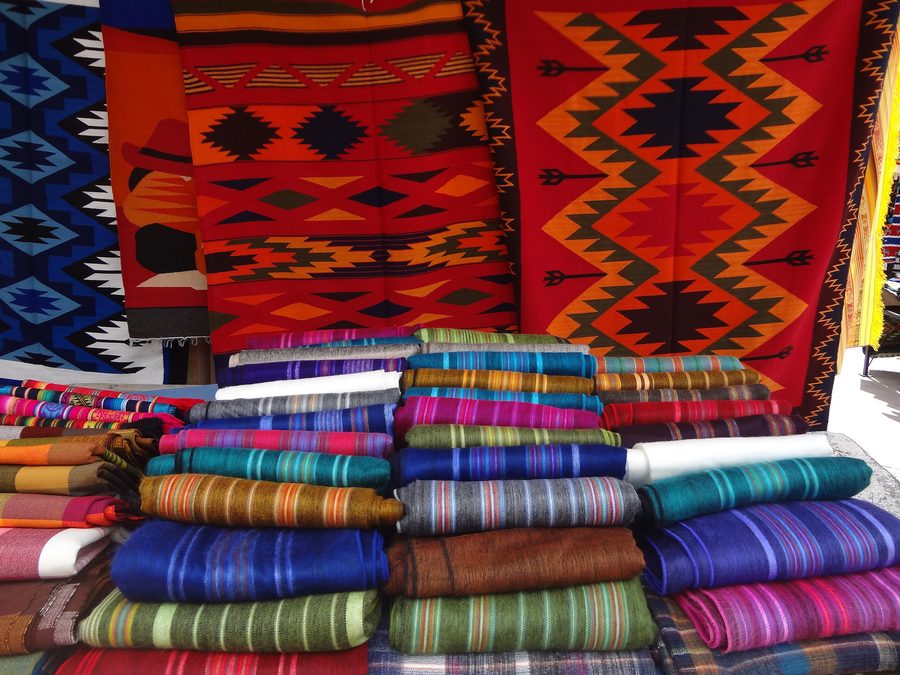 Bancarelle al mercato dell'artigianato di Otavalo nelle Ande