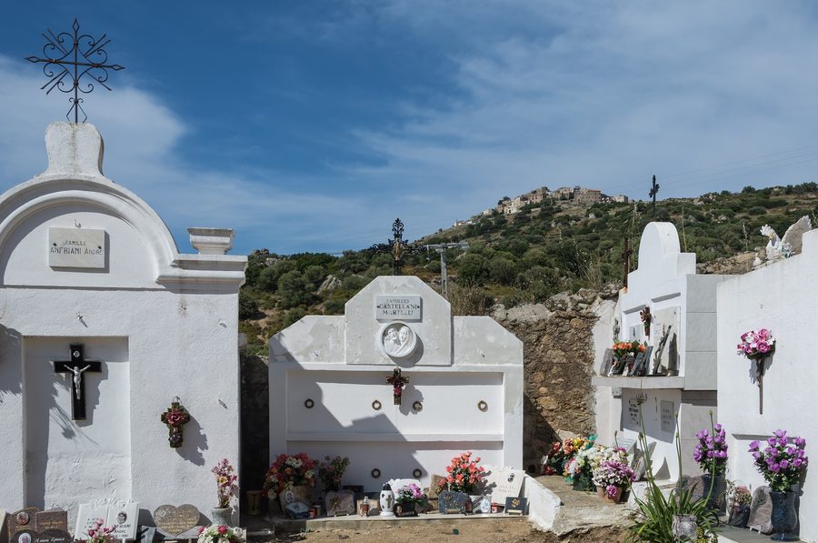 Vista dal cimitero vicino alla Église de la Sainte-Trinité d'Aregno sul villaggio di Sant'Antonino in Haute-Corse