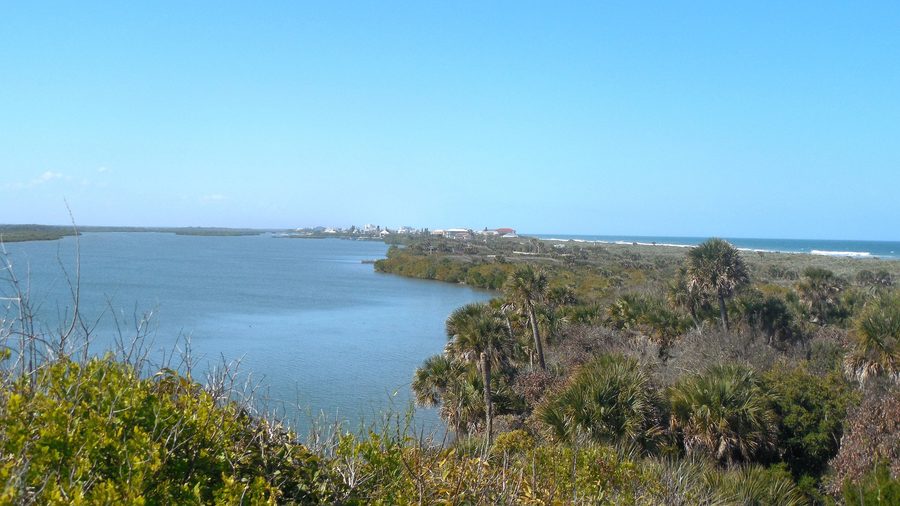 Vista verso nord di New Smyrna Beach, Florida, dall'imboccatura del canale