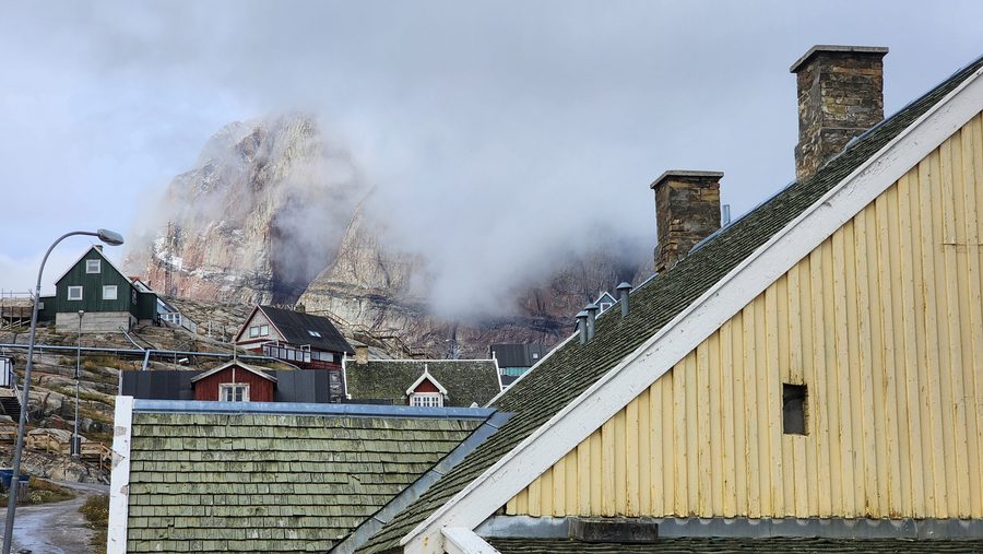 Vista dall'insediamento sulla montagna Uummannaq in Groenlandia