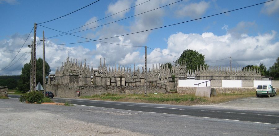 Strada nazionale 634 e cimitero di Goiriz a Vilalba, Lugo