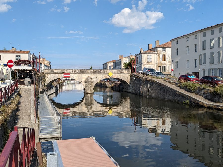 Porto di Marans con il ponte di pietra