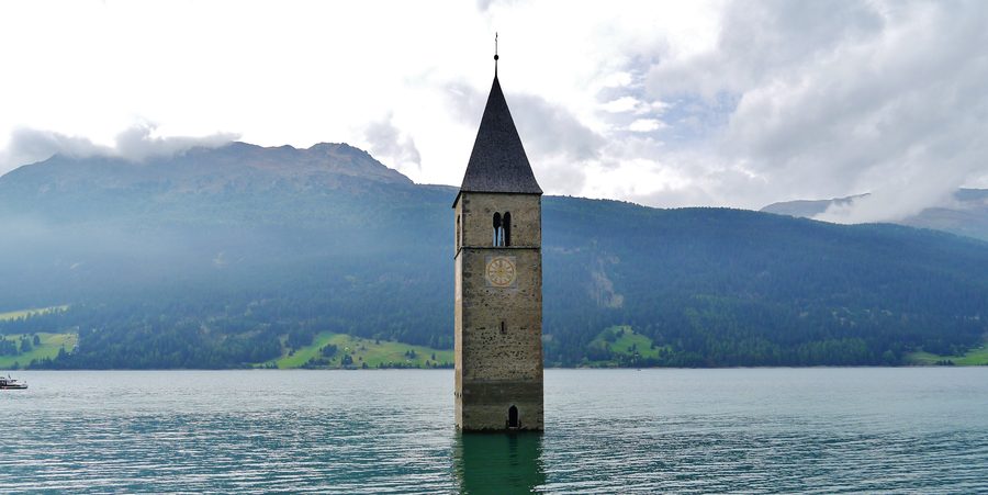 Campanile di Curon Vecchia che emerge dal Lago di Resia al Passo Resia in Alto Adige
