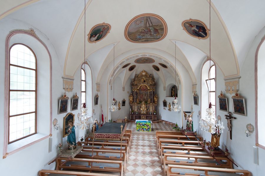Piazza della chiesa a Huben nella Ötztal con edifici del paese