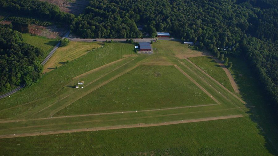 Vista aerea del campo di volo a vela di Eudenbach presso Königswinter con la strada statale 272 e l'ambiente boschivo circostante