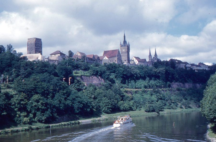 Profilo storico della città di Bad Wimpfen con la Torre Rossa, la Steinhaus, la Torre Blu e il Neckar