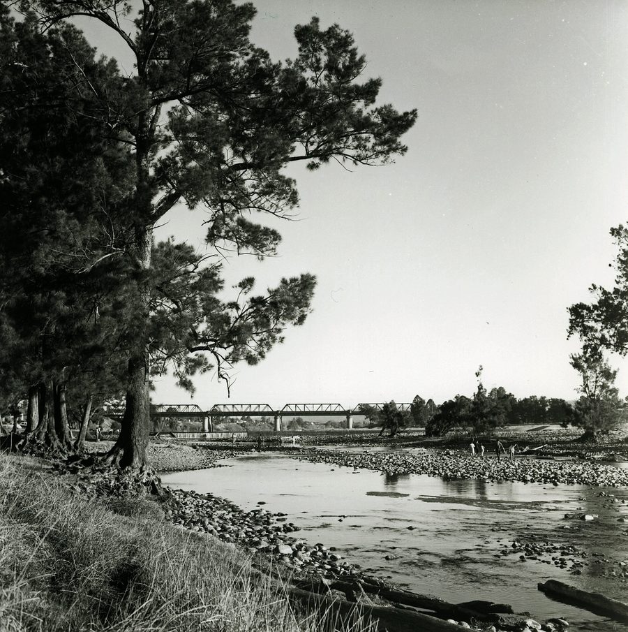 Fiume Nepean a Penrith con il Victoria Bridge a Emu Ford