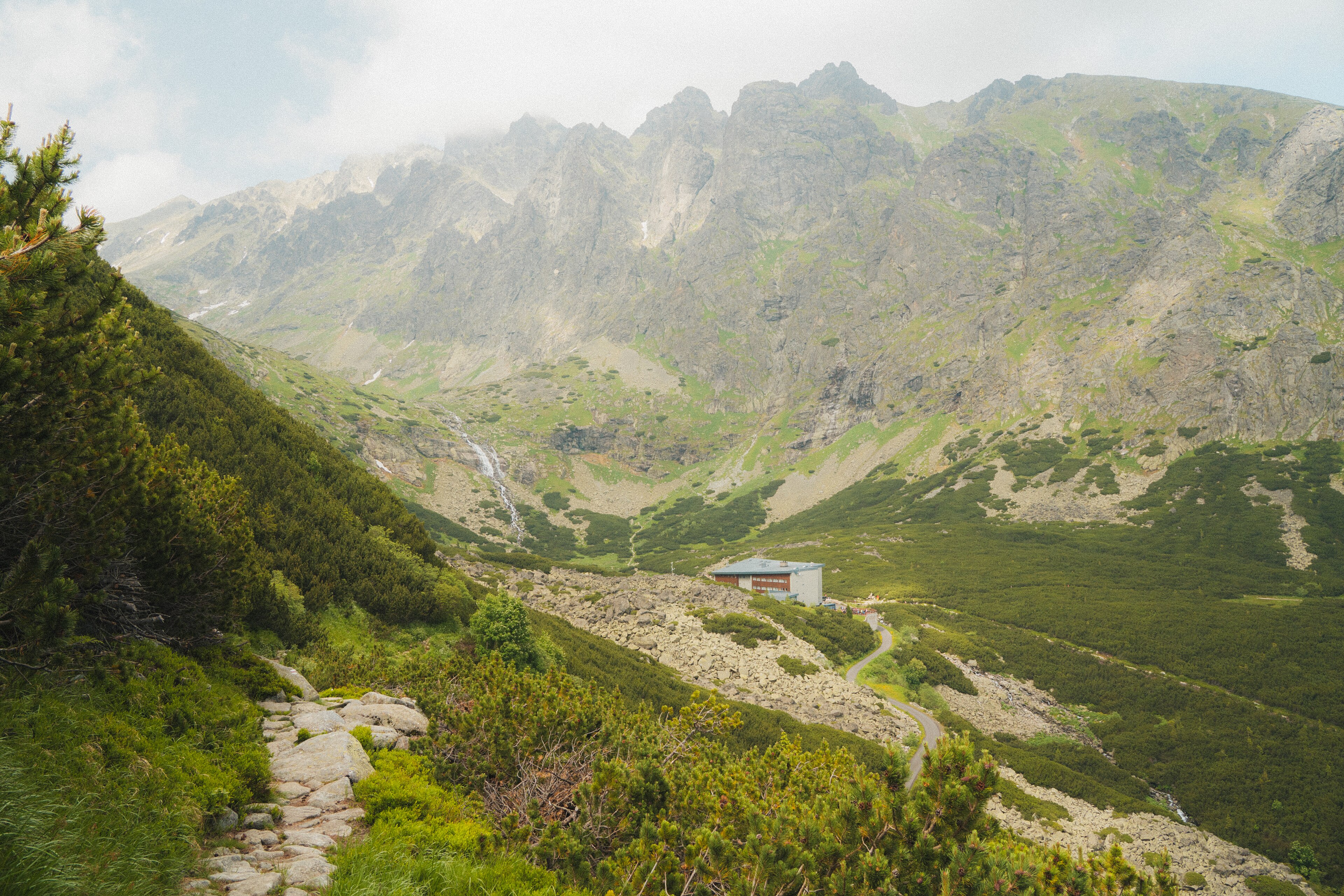 Valle montana Velická dolina con le cime dell’Alta Tatra in Slovacchia