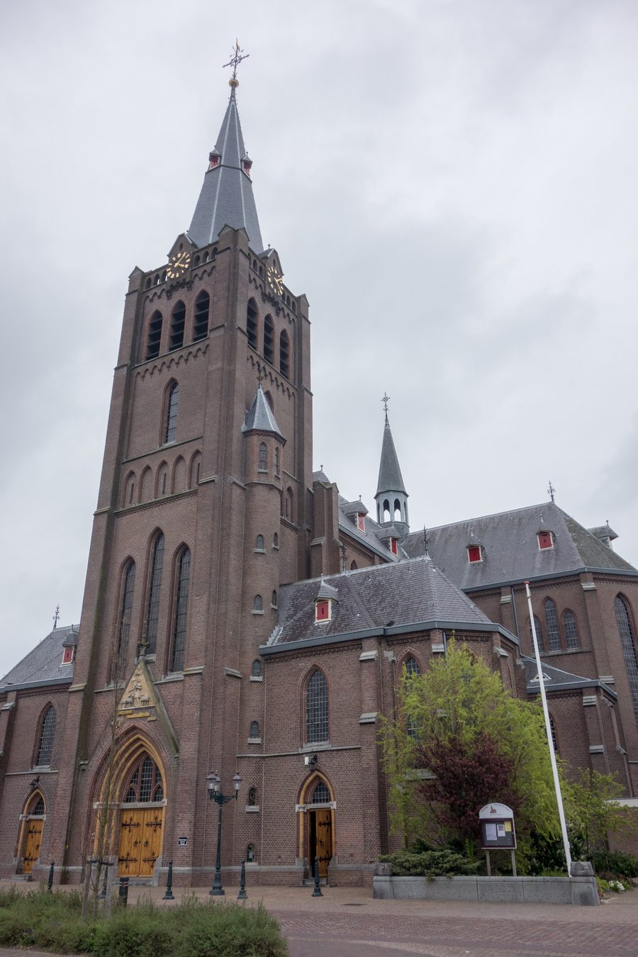 Panoramica dell'esterno della chiesa di Sint-Jan-de-Doperkerk a Noord-Scharwoude
