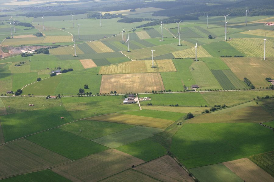 Veduta aerea del paesaggio presso Madfeld con il parco eolico civico Sauerland Est