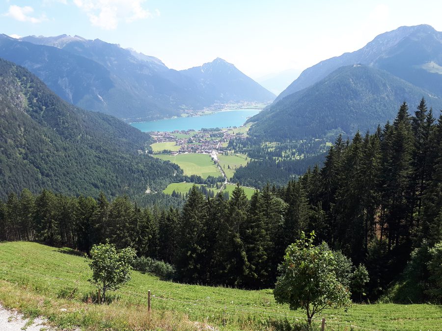 Vista dell’Achensee presso Pertisau con sfondo montano.