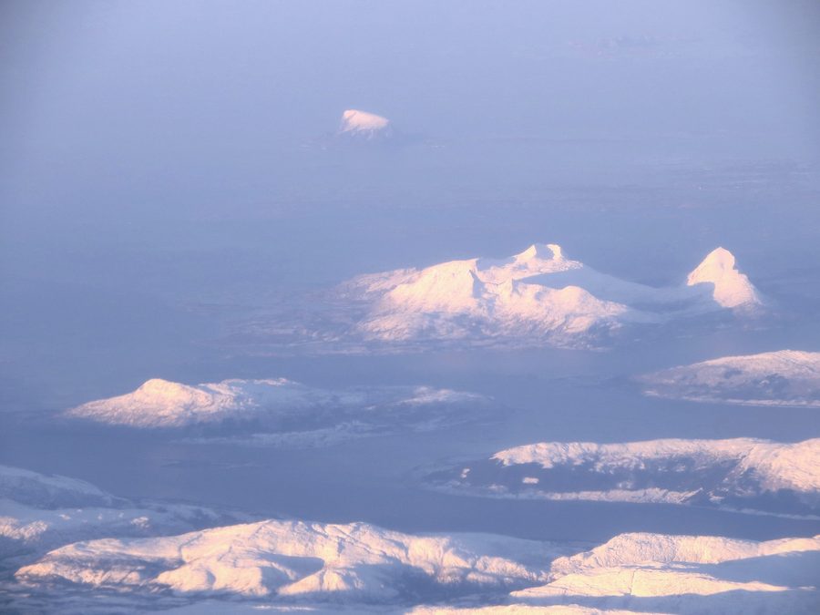 Ripresa aerea sopra il paesaggio costiero e insulare del comune di Nesna nel Nordland
