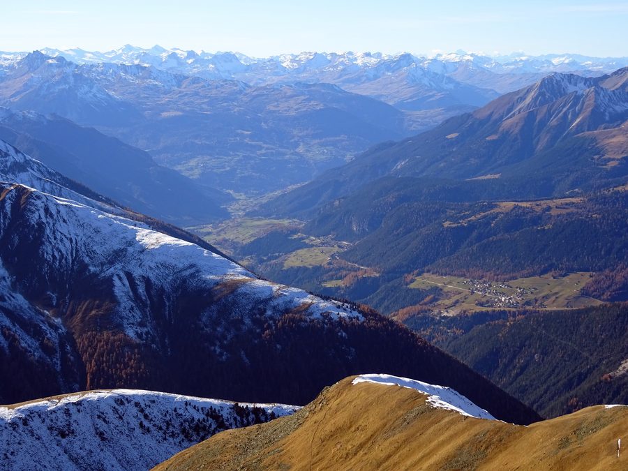 Vista su Wiesen, Schmitten, Alvaneu e Tiefencastel nella valle dell’Albula