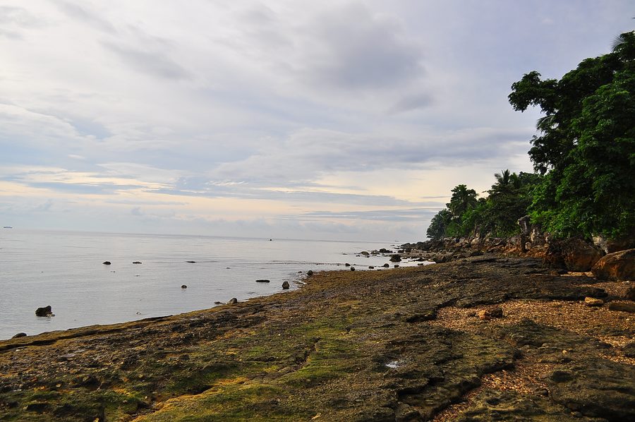 Spiaggia di pietre a Panalipan, Catmon, Cebu, Filippine.