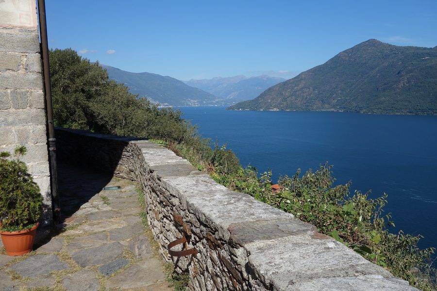 Vista del Lago Maggiore dalla terrazza dietro la chiesa di San Gottardo a Carmine Superiore