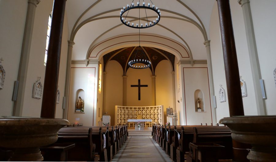 Interno della chiesa cattolica Saints-Jacques-et-Philippe a Vernier