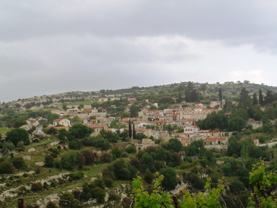 Vista di Vasa Koilaniou nel paesaggio collinare del distretto di Limassol