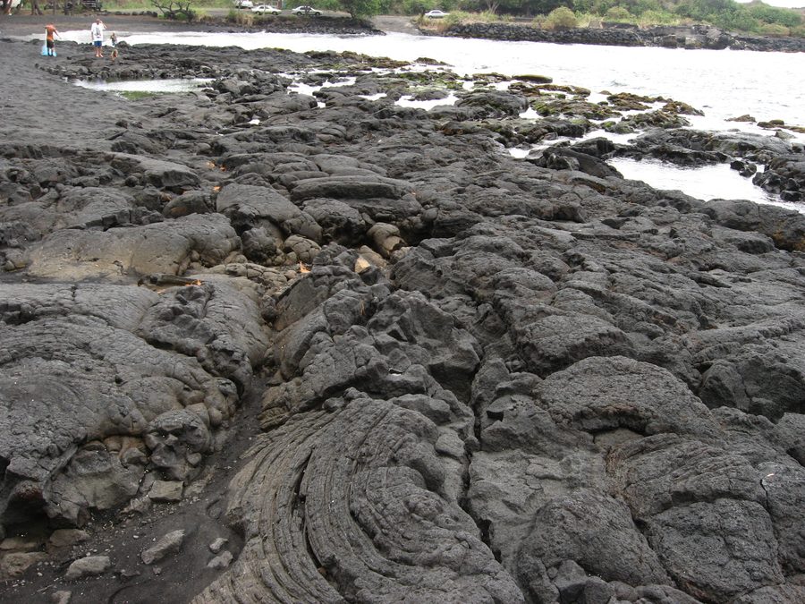 Sabbia nera sulla spiaggia di Punaluʻu a Hawaiʻi Island