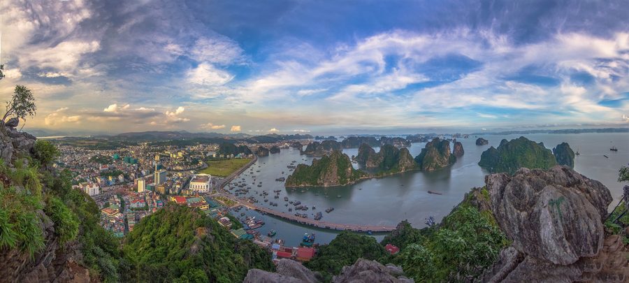 Rocce calcaree e isole nella Baia di Ha Long