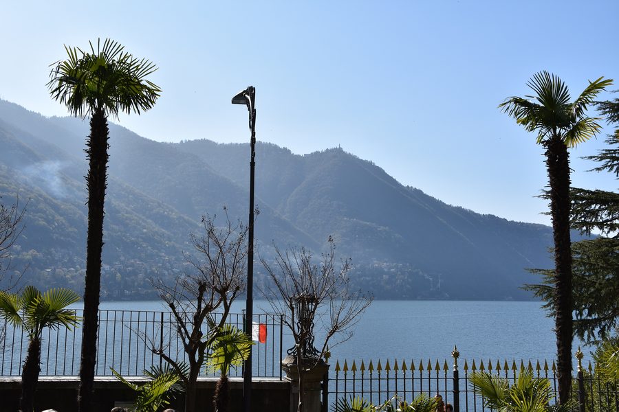 Lago di Como visto dai giardini di Villa Lucini Passalacqua a Moltrasio, provincia di Como, Italia