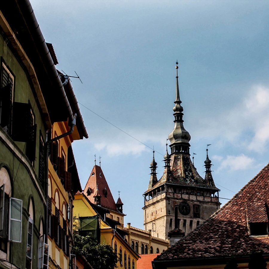 Torre dell’Orologio di Sighișoara vista da un vicolo adiacente