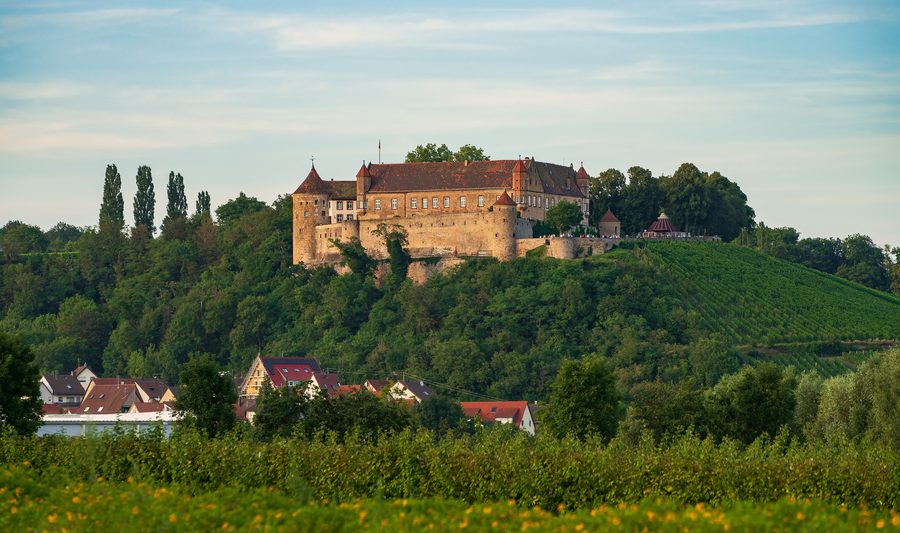Il castello di Stettenfels a Untergruppenbach nella calda luce della sera, visto da sud-ovest