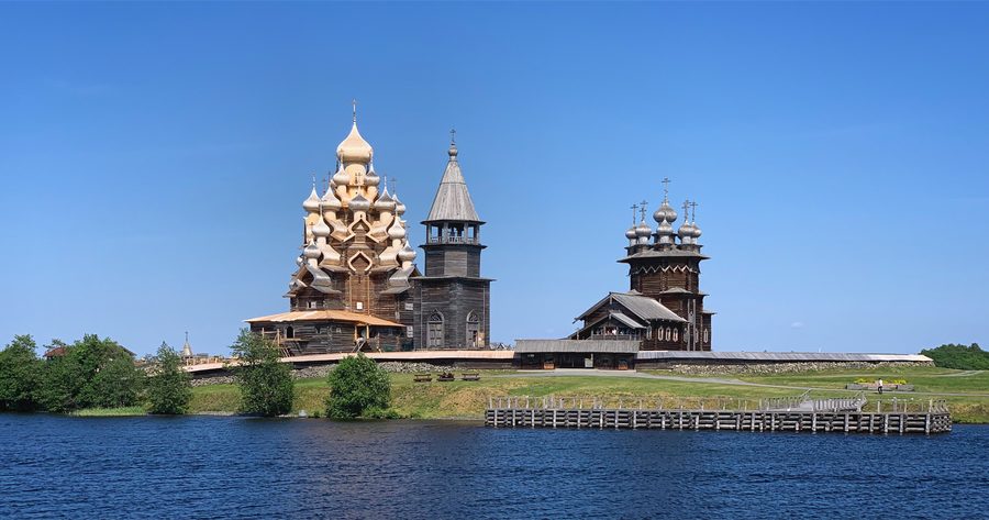 Chiese lignee del Kizhi Pogost sull'isola di Kizhi nel lago Onega.