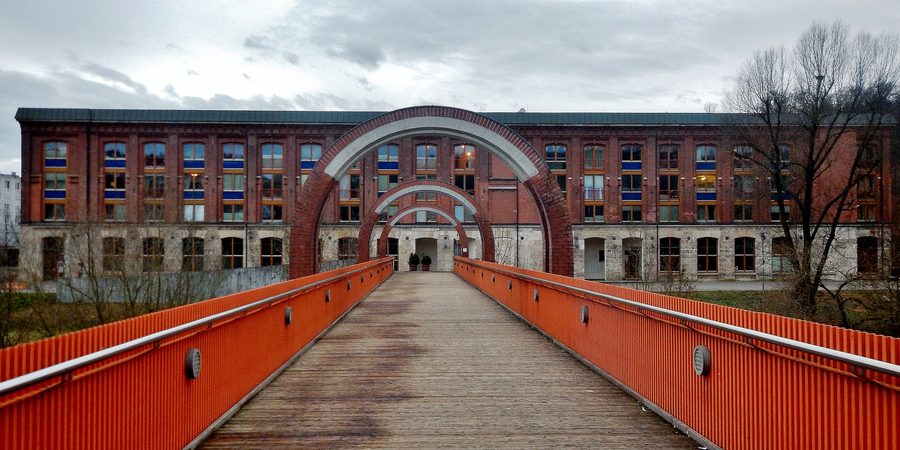 Edificio per uffici sul Neckar presso il parco paesaggistico Bruckenwasen