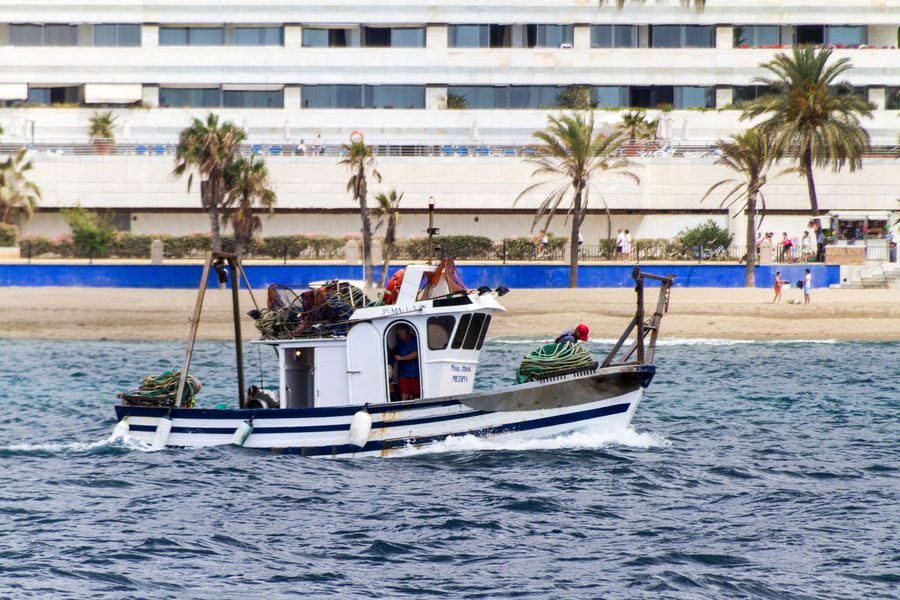Piccola barca da pesca su una spiaggia di Marbella, Spagna