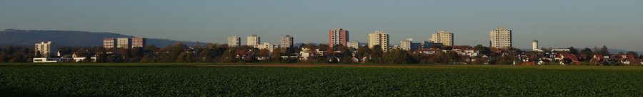 Vista panoramica su Steinbach (Taunus) con il Taunus all'orizzonte