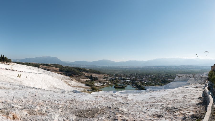 Ampia vista delle bianche terrazze di travertino di Pamukkale con vasche minerali