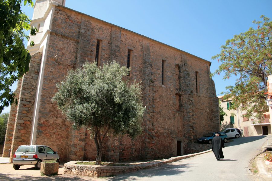 La chiesa ortodossa e la chiesa latina di Cargèse si fronteggiano.