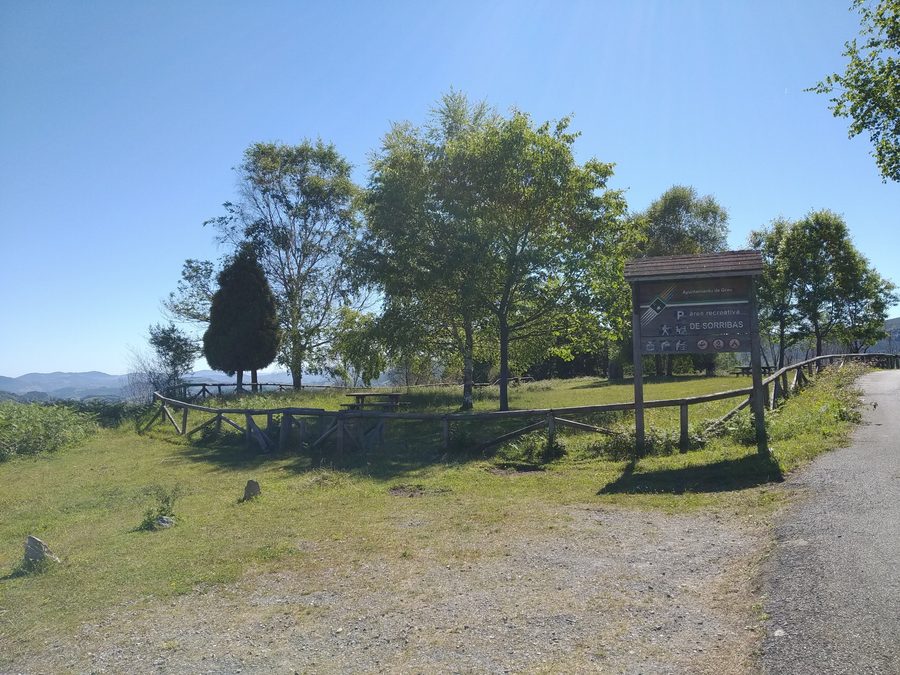 Area ricreativa di Sorribas su un pendio rurale di Grado, Asturie
