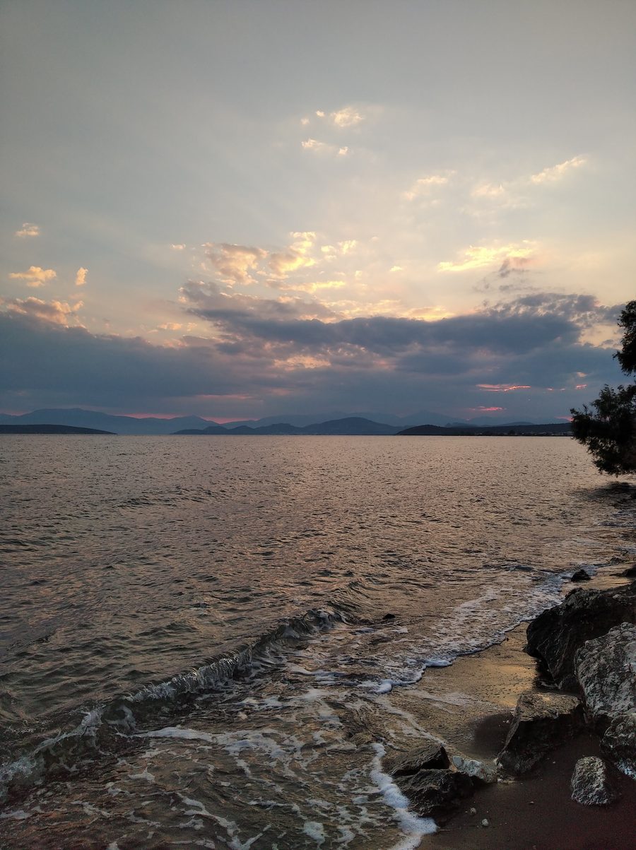 Tramonto sulla spiaggia di Kantia in Argolide