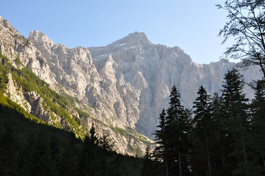 Parete nord del Triglav che si innalza sopra la Valle Vrata vicino a Mojstrana, Slovenia
